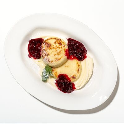 Сырники с пломбирным кремом и вишнёвым компоте в Jijoo по цене 430 ₽