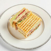 Клаб-сэндвич с тунцом в Muse