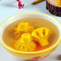 Мини-хинкали с цыпленком в курином бульоне в Сулугуни