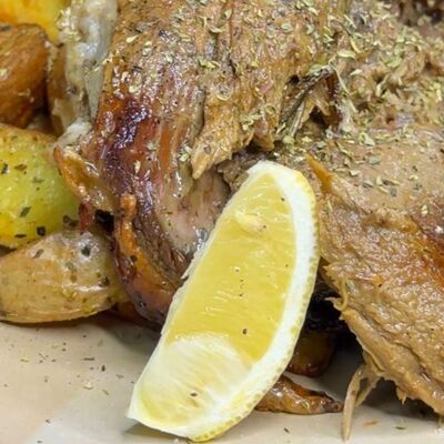 Арнаки стон фурно Запеченная баранина в Греческая таверна Порто Миконос по цене 5430 ₽