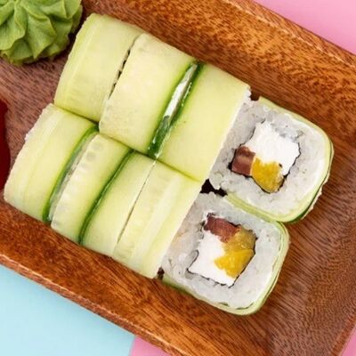 Зеленый ролл с дайконом в Ями Тим по цене 330 ₽