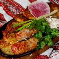 Деруны с колбасками и домашним грибным соусом в Чумацький шлях