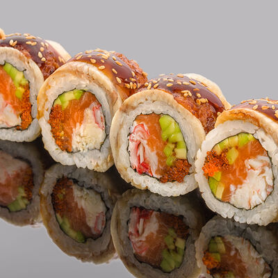 Ролл из камчатского краба, копченого угря и лосося блюфин в Bluefin по цене 3700 ₽