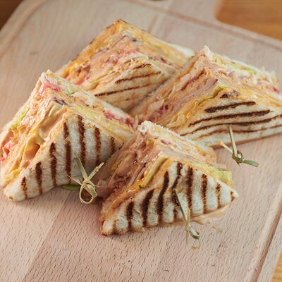 Сендвич с курицей, ветчиной индейки, и сыром чеддер в Кафе Солнце по цене 500 ₽