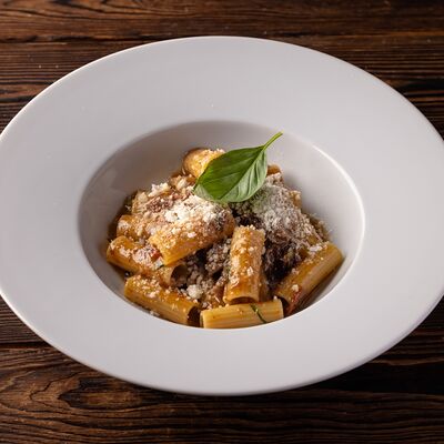 Ригатоне с томленой щекой теленка в Luciano по цене 1090 ₽