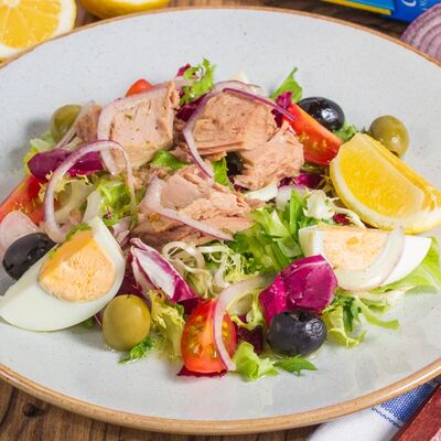 Салат Нисуаз с тунцом в Луиджи & Тосё по цене 339