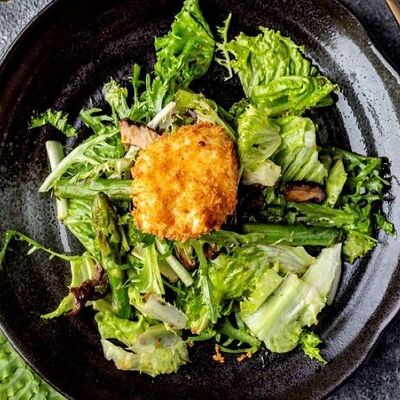 Салат с говядиной и яйцом пашот в Корея по цене 840 ₽