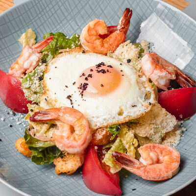 Салат Цезарь с креветками в Черетто море по цене 1270 ₽