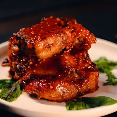 Запеченные свиные ребрышки в соусе BBQ в Рестобар Литера по цене 650 ₽