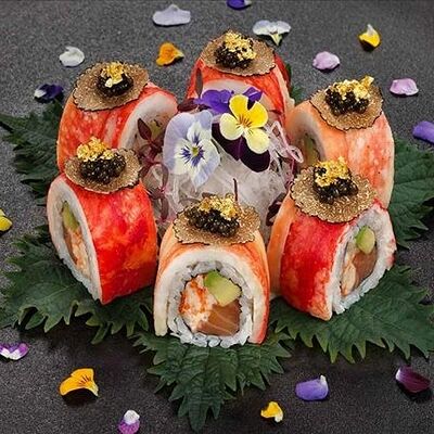 Ролл из камчатского краба с трюфелем, черной икрой и золотом в Bluefin по цене 10030 ₽