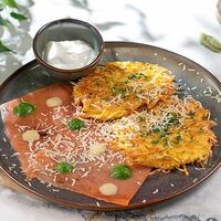 Драники с диким лососем и копченой сметаной в Мясо & Рыба