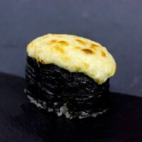 Гункан с сыром в SushiShark
