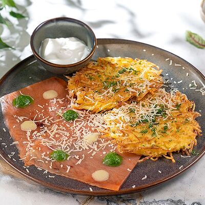 Драники с диким лососем и копченой сметаной в Мясо & Рыба по цене 460 ₽