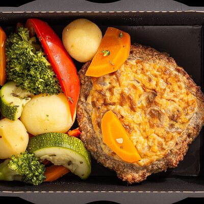 Котлета мясная с грибами и овощным гарниром в Пекарня Konigsbacker по цене 305 ₽