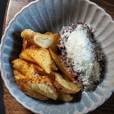 Тартар из говядины с трюфельным соусом и картофельными дольками в More More по цене 960 ₽