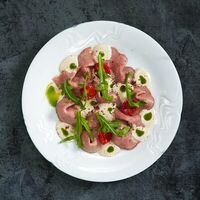 Вителло тоннато с рукколой в Остерия Il Massimo