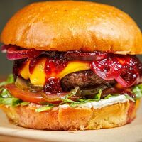 Бургер с брусничным соусом в Мясорубка Angus
