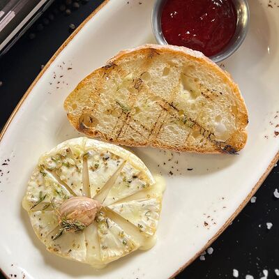 Запечённый бри в Капитал Grill & Beer по цене 1164 ₽