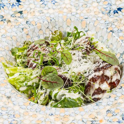 Салат с говяжьими щечками в Meetino по цене 1290 ₽