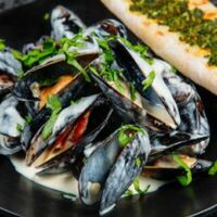 Мидии в сливочно-чесночном соусе в Lure Oysterbar