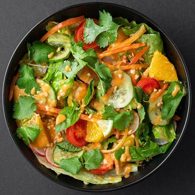 Овощной салат с орехами и имбирным соусомв Joly Woo по цене 613 ₽