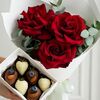 Набор клубники в шоколаде и букет из красных ажурных роз № 71 в SOK - клубника в шоколаде по цене 3990