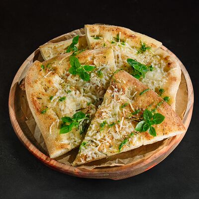 Фокачча с чесноком, розмарином и сыром пармезан в Интонация по цене 760 ₽