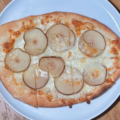 Мини-пицца Груша-горгонзола в Романовская пекарня по цене 675 ₽