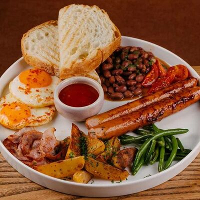 Английский завтрак с сосисками, беконом и фасолью в Sunny cafe по цене 1040 ₽