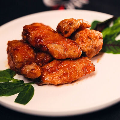 Запеченные крылышки Литера в авторской глазури Баффало в Рестобар Литера по цене 550 ₽