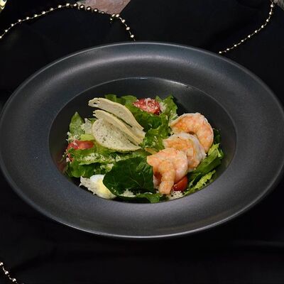 Салат Цезарь с креветками в Правда по цене 700 ₽