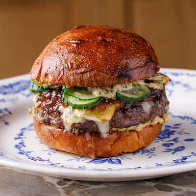 Бургер Joli с сыром бри и карамелизированным ялтинским луком в Joli grand bistrot по цене 1350 ₽