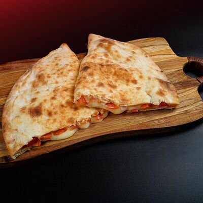 Пицца кальцоне закрытая в Шава Банда по цене 720 ₽