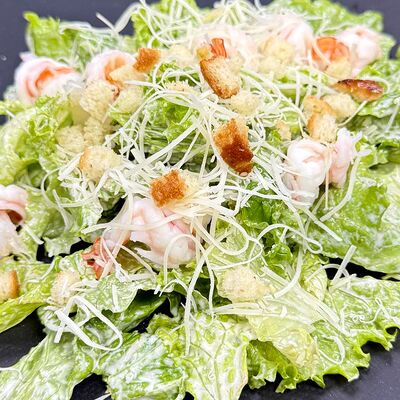 Салат Цезарь с тигровой креветкой в Булка и Мясо по цене 660 ₽