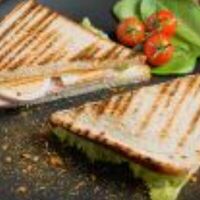 Сэндвич треугольный с ветчиной и сыром в Трасса