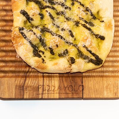 Фокачча с песто и пармезаном в Pizzayolo по цене 325 ₽