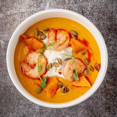 Суп тыквенный с креветками и страчателлой в Duran Bar & Grill по цене 585 ₽