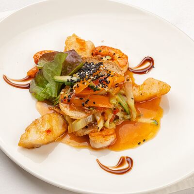 Салат слоеный с обжаренным судаком и тигровыми креветками в Троицкий по цене 1020 ₽