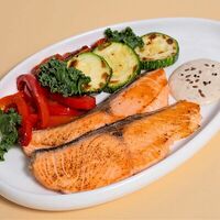 Лосось с овощами на гриле и соусом из тунца в I-Chef био-бистро