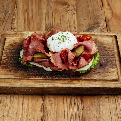 Брускетта с пастрами и яйцо пашот в Pinch по цене 1350 ₽