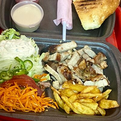 Шаверма со свининой в тарелке в Шаурма по цене 790 ₽