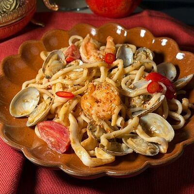 Лагман с морепродуктами в соусе Том ям в Куркума по цене 870 ₽