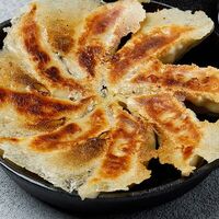 Луковые гедза в KU: рамен изакая бар
