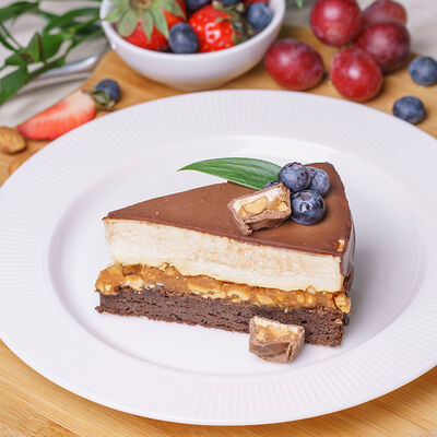 Чизкейк Сникерс в King Dessert по цене 331 ₽