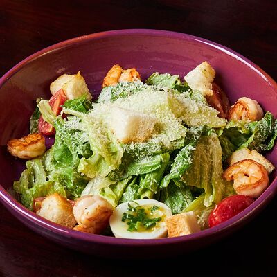 Салат Цезарь с креветками в Lions Head по цене 880 ₽