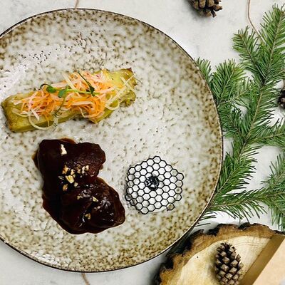 Телячьи щёчки в мясном соусе с копчёной сметаной в ТО САМОЕ по цене 850 ₽