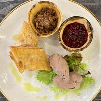 Куринный паштет с брусничным джемом и луком конфи в Only Wine