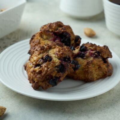 Ягодный скон в De Paris БИСТРО по цене 210 ₽