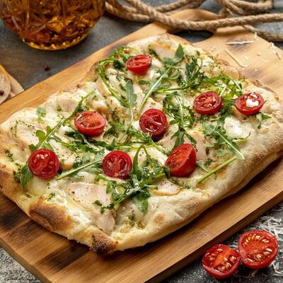 Римская пицца с цыплёнком и песто в Сорренто по цене 710 ₽