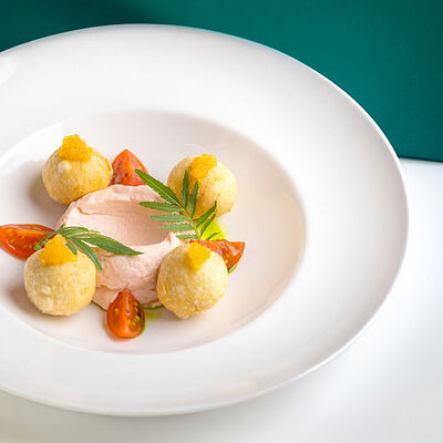 Паштет из копченого лосося с баурсаком и щучьей икрой в Вартазия по цене 1150 ₽